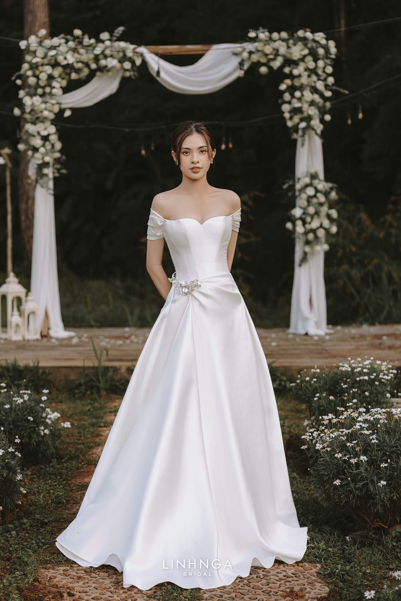 Váy cưới tối giản bắt trend để chụp hình  Mon Ami Wedding